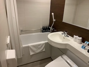Ensemble baignoire-douche, pantoufles, serviettes fournies, savon