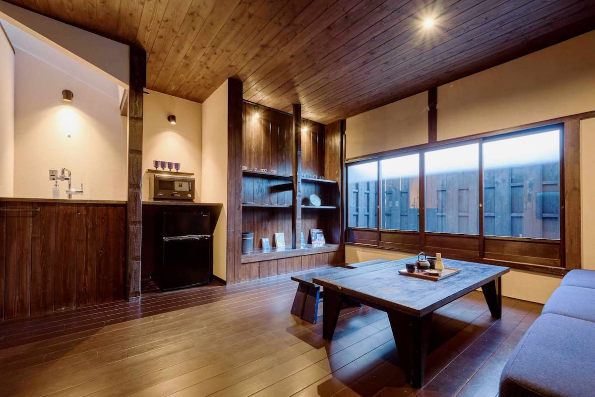 Huis (Private Japanese Machiya Suite - AI) | 2 slaapkamers, een minibar, een kluis op de kamer