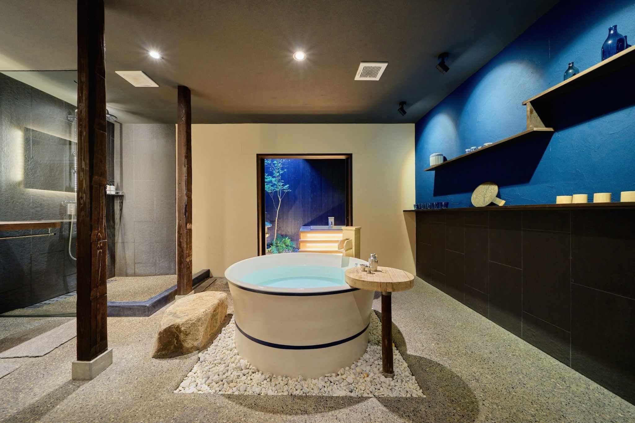 [藍] 2階建て京町家スイート 露天風呂付 禁煙 | バスルーム | 個別の浴槽とシャワー、レインフォールシャワー、バスアメニティ (無料)、ヘアドライヤー