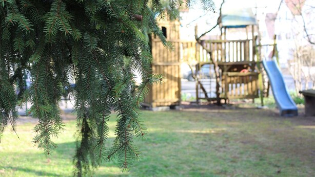 Children's play area - outdoor - Weingut und Gästehaus Helga May (Bodenheim)