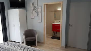 Triple Room (La Pierrière) | Individually decorated, individually furnished, soundproofing