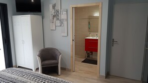 Triple Room (La Pierrière) | Individually decorated, individually furnished, soundproofing