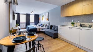 Eine moderne Wohnung mit Essbereich, Küche und Wohnraum.