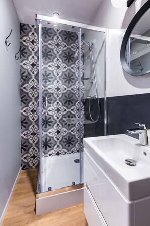 Superior-Apartment | Badezimmer | Dusche, kostenlose Toilettenartikel, Haartrockner, Handtücher
