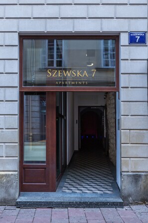 Property entrance - FriendHouse Apartments Szewska 7 (Kraków)