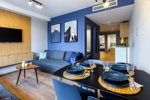 Exclusive Apartment, 3 Bedrooms | In-room dining