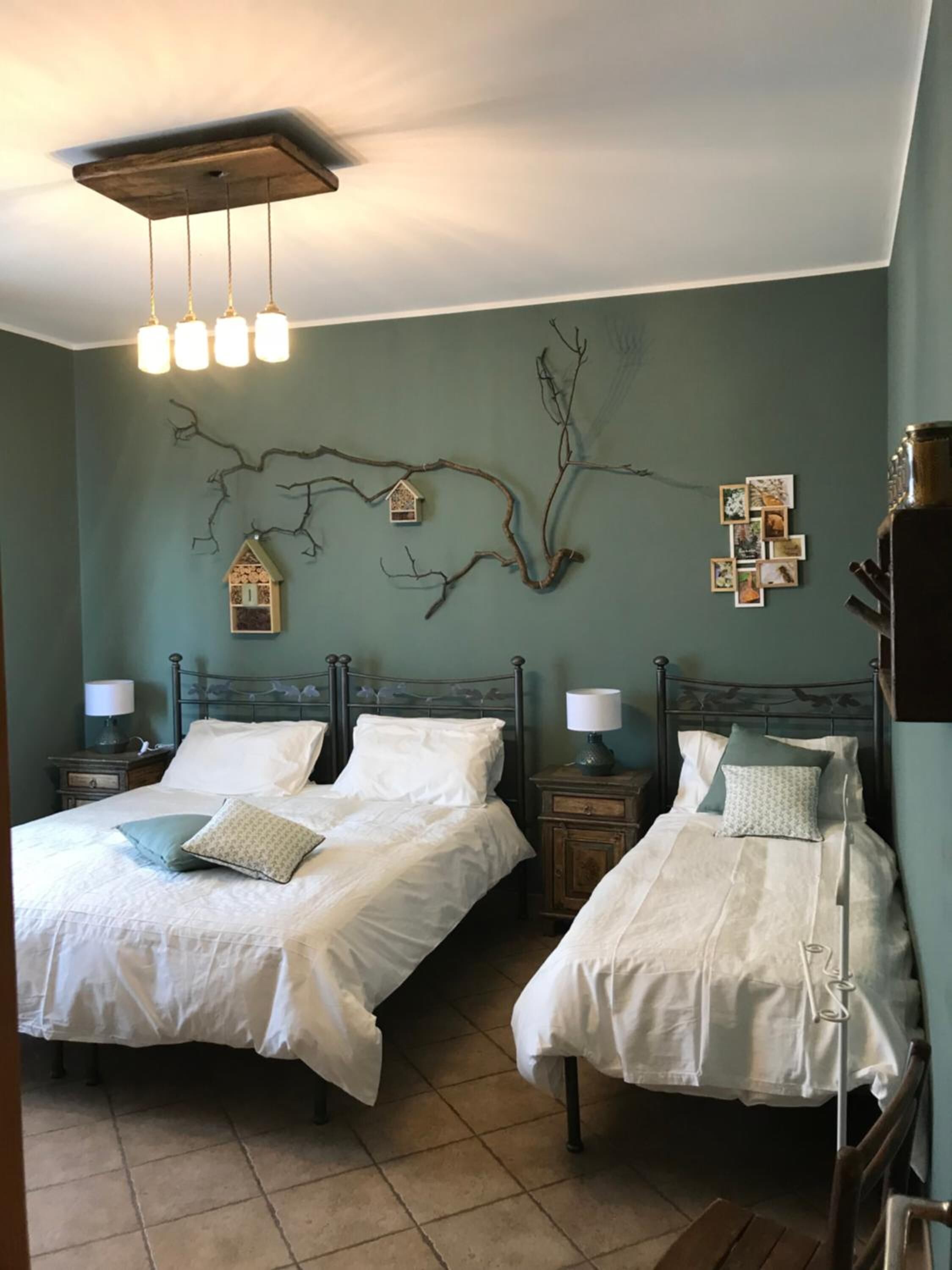 Escritorio, cunas gratuitas, wifi gratis y ropa de cama 