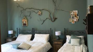 Escritorio, cunas gratuitas, wifi gratis y ropa de cama