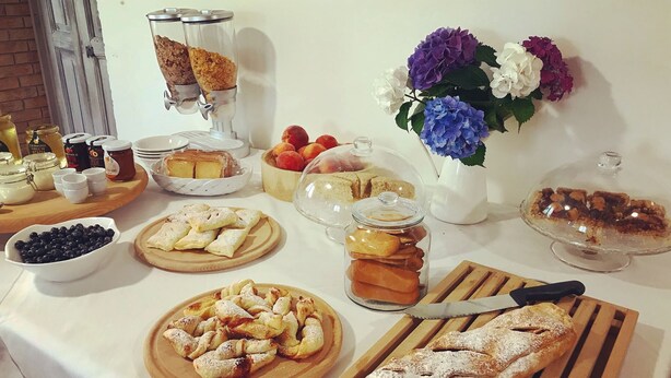 Un buffet de petit-déjeuner proposant une variété de viennoiseries, de fruits et de condiments.