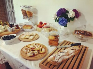 A breakfast buffet with various pastries, fruits, and condiments. - Agriturismo La Biandrina (Carpignano Sesia)