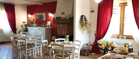 Petit déjeuner composé de spécialités régionales compris tous les jours