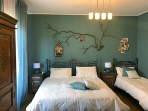 Driepersoonskamer | Een bureau, gratis babybedden, gratis wifi, beddengoed