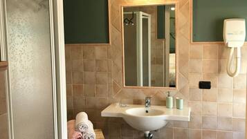 Ducha, artículos de tocador gratuitos, secador de pelo, toallas