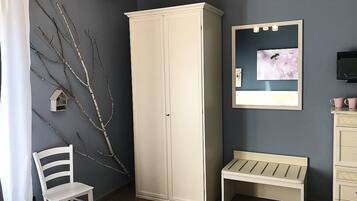 Desk, free cots/infant beds, free WiFi, bed sheets