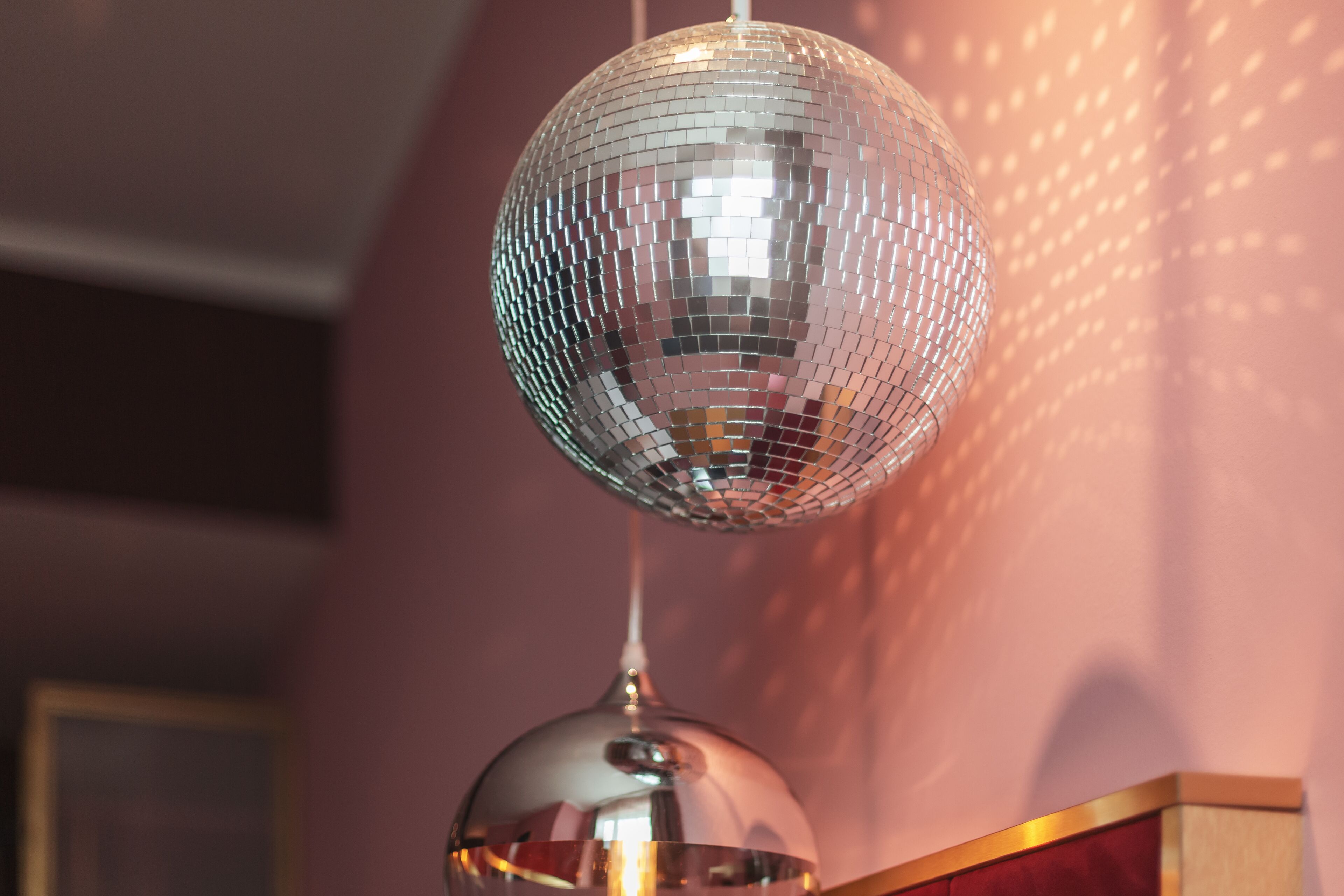 Une boule à facettes suspendue au plafond.