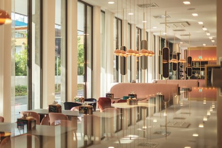 Desayuno buffet diario (EUR 19.00 por persona)