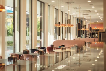 Desayuno buffet todos los dĆas (EUR 19.00 por persona)