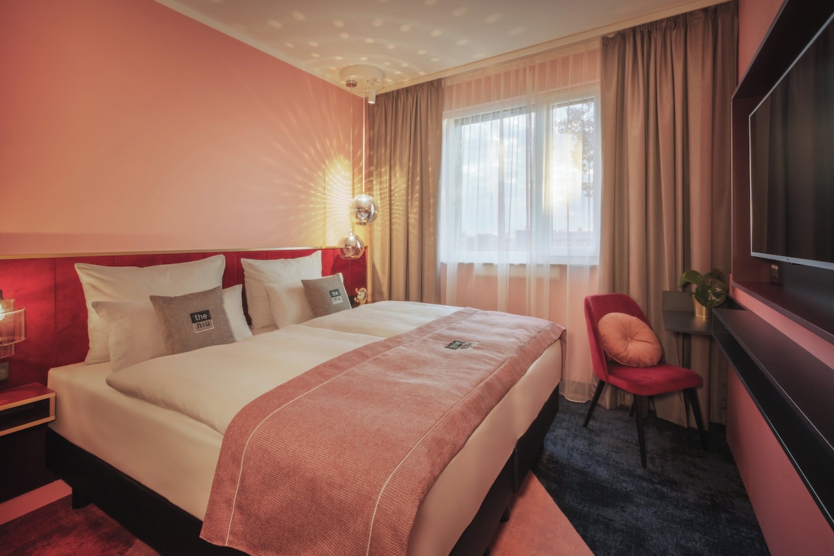 خزنة داخل الغرفة ومساحة عمل للكمبيوتر المحمول وتجهيزات عازلة للصوت
