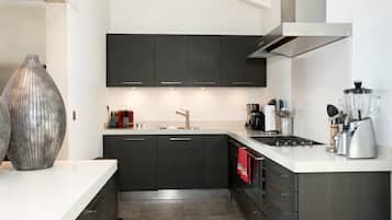 Cooktop, lava-louças, talheres/pratos/utensílios de cozinha