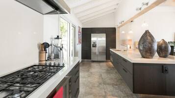 Stovetop, dishwasher, cookware/dishes/utensils