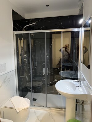 Dusche, kostenlose Toilettenartikel, Haartrockner, Bidet