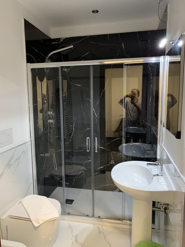 Douche, articles de toilette gratuits, sèche-cheveux, bidet