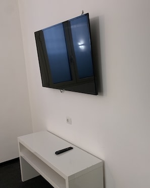Television - Lungotevere Collection Suite (Rome)