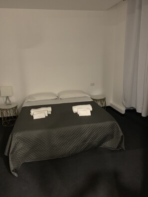 Standard Double or Twin Room | Desk, soundproofing, free cots/infant beds, free WiFi - Lungotevere Collection Suite (Rome)