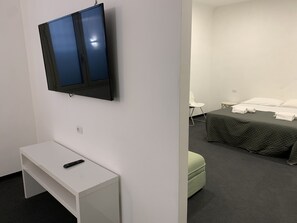 Family Room | Desk, soundproofing, free cots/infant beds, free WiFi - Lungotevere Collection Suite (Rome)