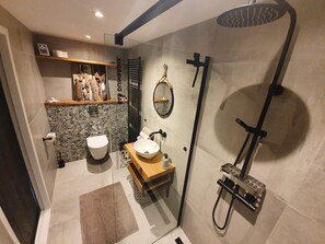 Dusche, Haartrockner, Handtücher, Seife