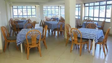 حيث تُقدم وجبات الإفطار، الغداء، العشاء، الأطباق المحلية