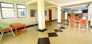Coin salon dans le hall