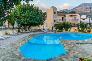 Seasonal outdoor pool, pool umbrellas, sun loungers - Hotel Marlena - Adults Only (Hersonissos)