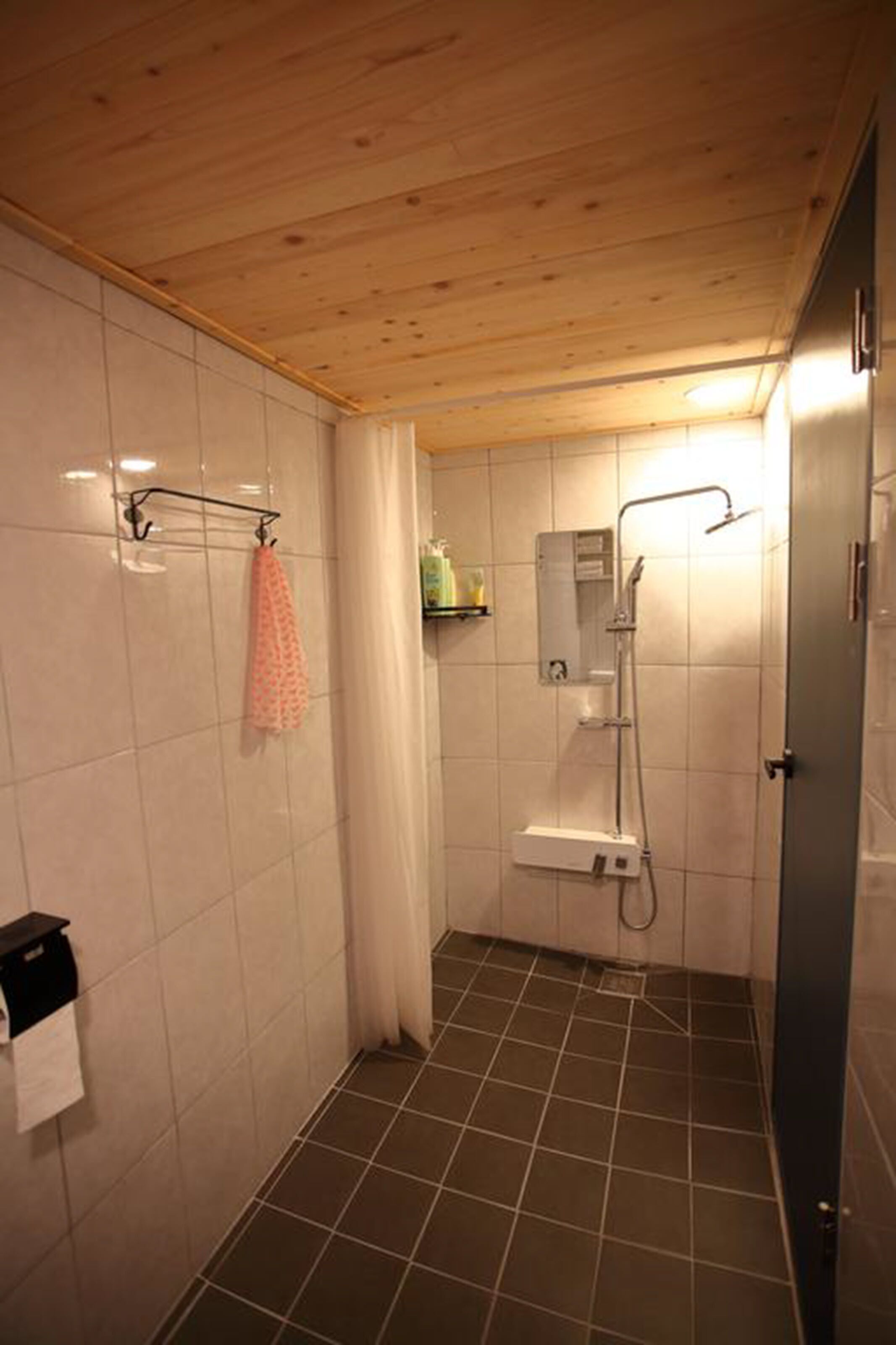 Habitación familiar | Baño | Ducha, artículos de higiene personal gratuitos y secador de pelo