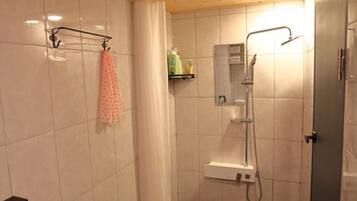 Habitación familiar | Baño | Ducha, artículos de higiene personal gratuitos y secador de pelo