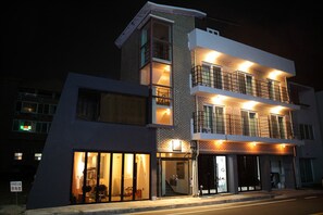 Front of property - evening/night - The Great Guest Guesthouse (Yangyang)