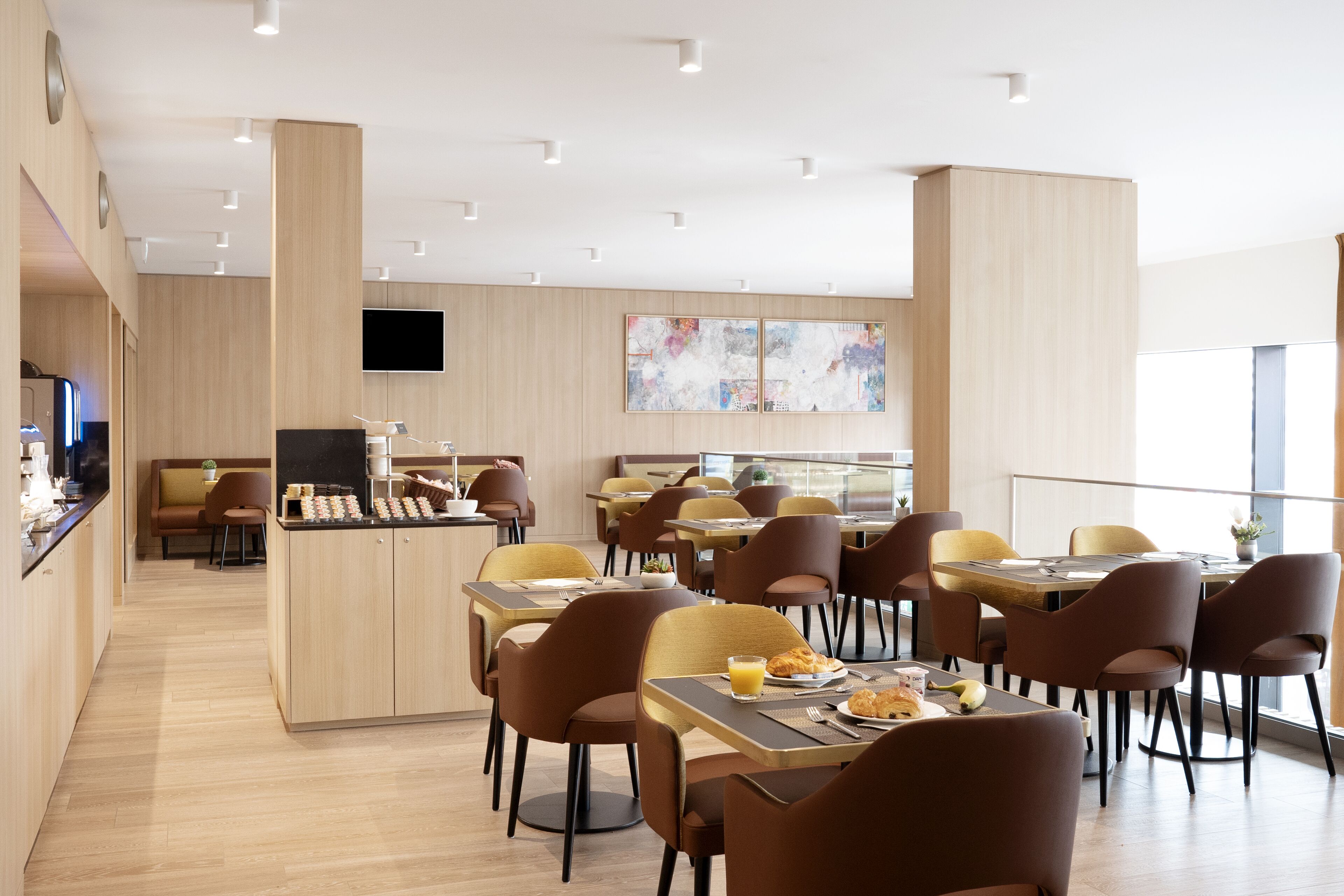 Daily buffet breakfast (EUR 17 per person)