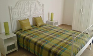 1 bedroom, travel cot, free WiFi, bed sheets