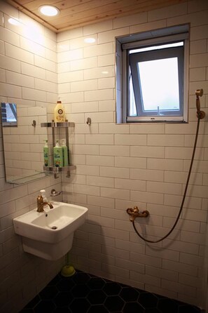 Hus | Badrum | Dusch, gratis toalettartiklar, hårtork och tofflor