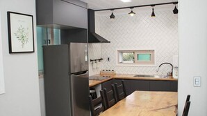 Casa | Cocina privada | Frigorífico grande, microondas, placa de cocina y hervidor eléctrico