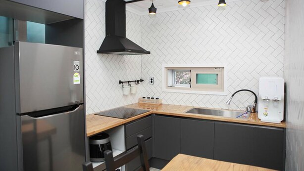 Casa | Cocina privada | Frigorífico grande, microondas, placa de cocina y hervidor eléctrico