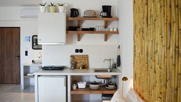 Fridge, stovetop, coffee/tea maker, electric kettle