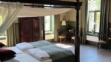 Deluxe Double Room, 1 King Bed | Memory foam beds, individually decorated, individually furnished, desk