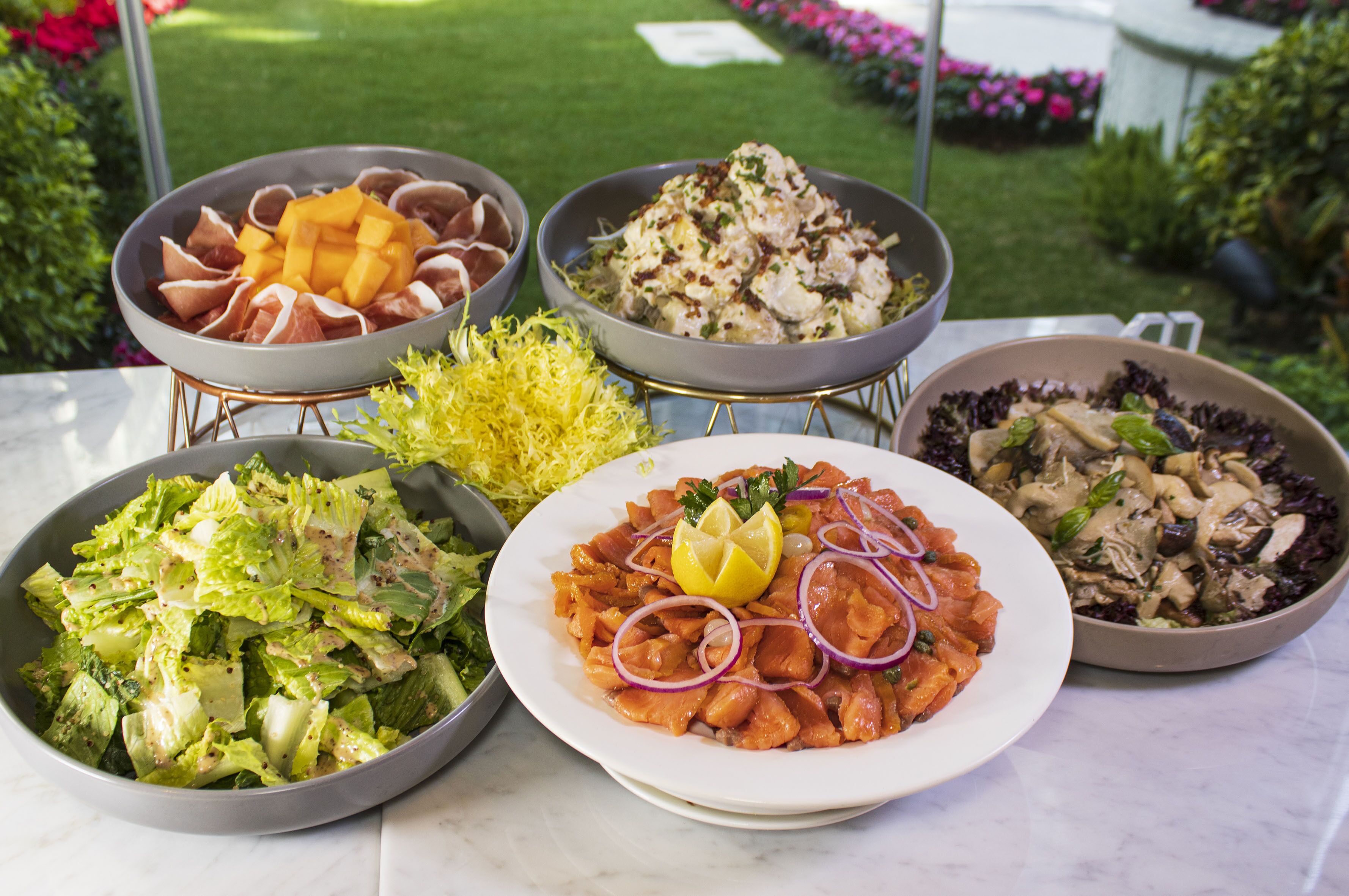 Petit déjeuner, déjeuner et dîner servis sur place