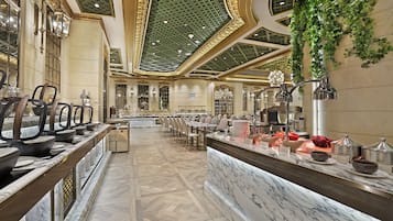 供應早餐、午餐及晚餐