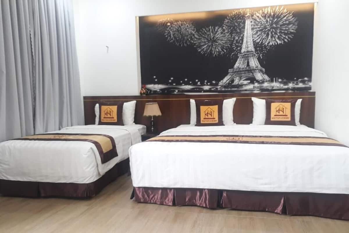 Chambre triple Deluxe, non-fumeur | Minibar, coffre-fort, rideaux dâobscurcissement