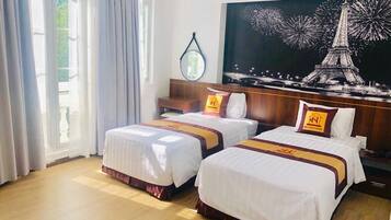 Habitació amb dos llits individuals Deluxe | Minibar, caixa forta a l'habitació i cortines opaques