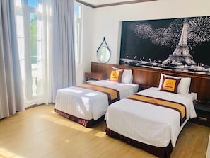 Deluxe-Zweibettzimmer | Minibar, Zimmersafe, Verdunkelungsvorhänge, schallisolierte Zimmer