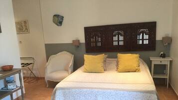 Kamar Double (Mimosa) | Tempat tidur Select Comfort dan didekorasi berbeda-beda