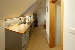 ファミリー アパートメント | 専用キッチン | 大型冷蔵庫、オーブン、コンロ、食器洗い機